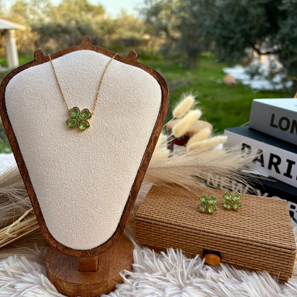 Lucky Emerald Necklace – Επιχρυσωμένο ατσάλινο κολιέ.
