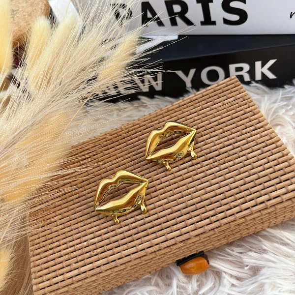 Golden Lips – Επιχρυσωμένα ατσάλινα σκουλαρίκια.