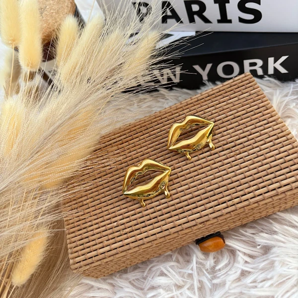 Golden Lips – Επιχρυσωμένα ατσάλινα σκουλαρίκια.