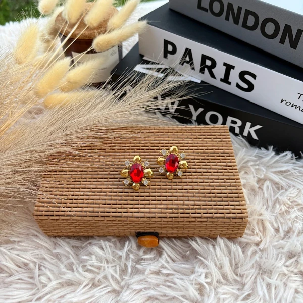 Ruby Bloom – Ατσάλινα σκουλαρίκια με κόκκινη πέτρα.