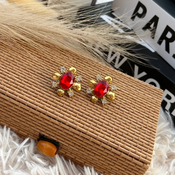 Ruby Bloom – Ατσάλινα σκουλαρίκια με κόκκινη πέτρα.