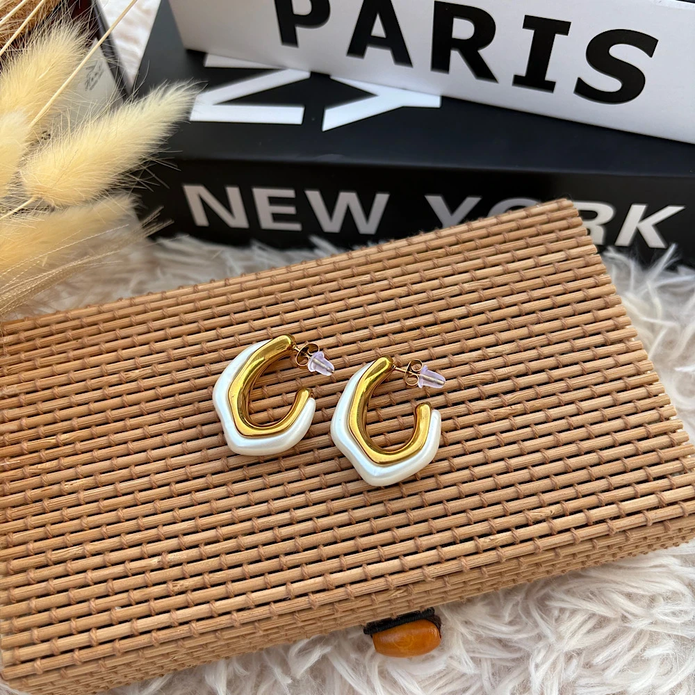 White Twist Hoops –  Ατσάλινοι κρίκοι με λευκή λεπτομέρεια.