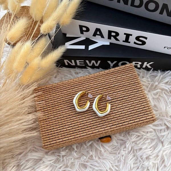 White Twist Hoops –  Ατσάλινοι κρίκοι με λευκή λεπτομέρεια.