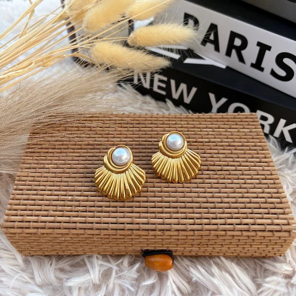 Aphrodite Shell – Ατσάλινα Σκουλαρίκια με Μαργαριτάρι