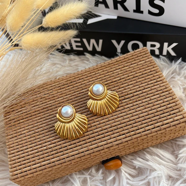 Aphrodite Shell – Ατσάλινα Σκουλαρίκια με Μαργαριτάρι