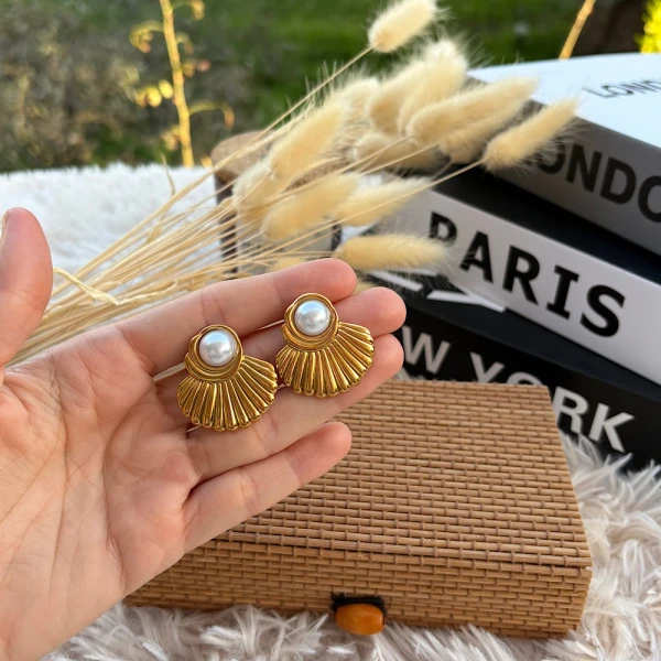 Aphrodite Shell – Ατσάλινα Σκουλαρίκια με Μαργαριτάρι