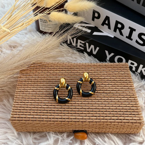 Noir Chic Hoops – Ατσάλινα Σκουλαρίκια Μαύρος Κρίκος με Χρυσές Λεπτομέρειες.