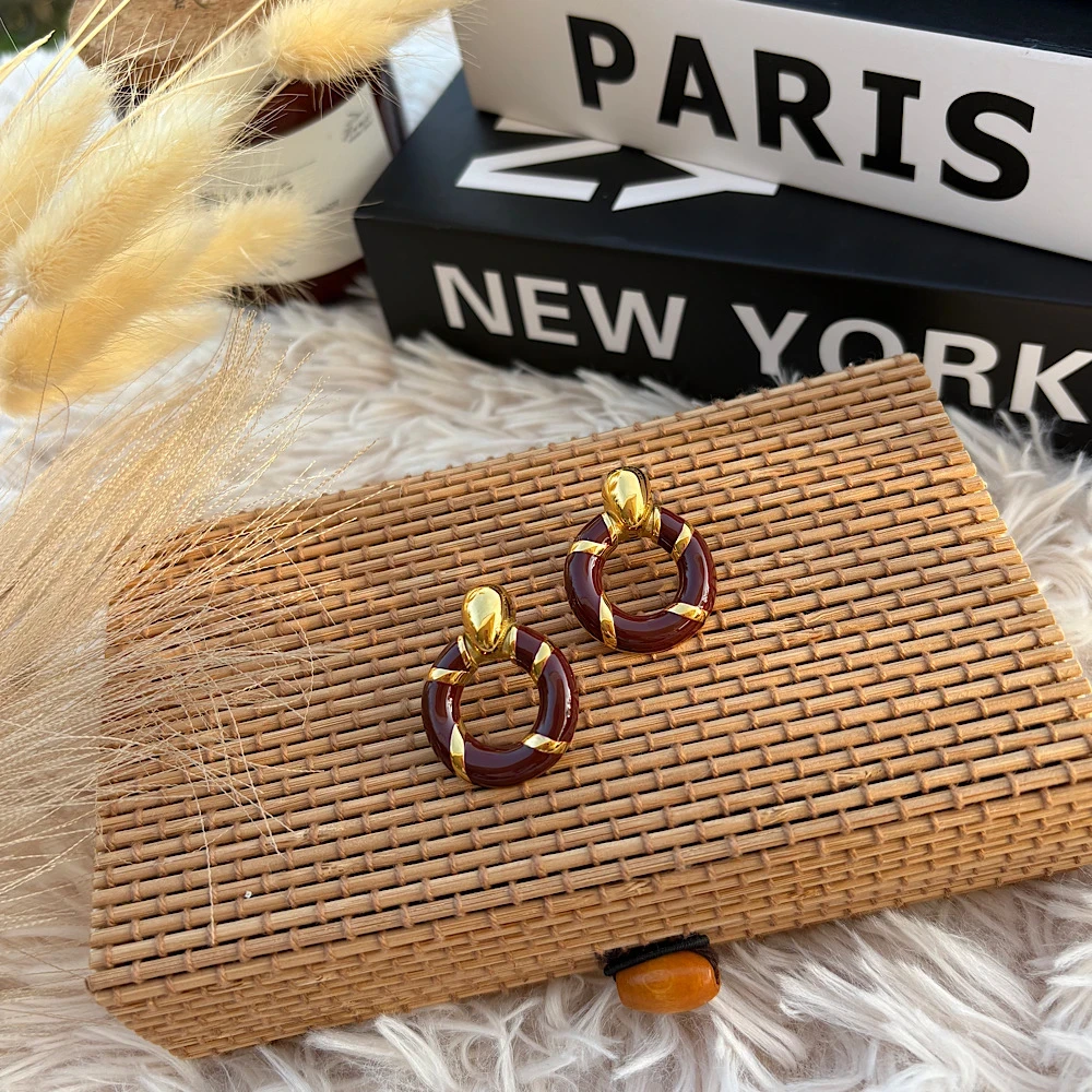 Choco Gold Hoops – Ατσάλινα Σκουλαρίκια Καφέ Κρίκος με Χρυσές Λεπτομέρειες.