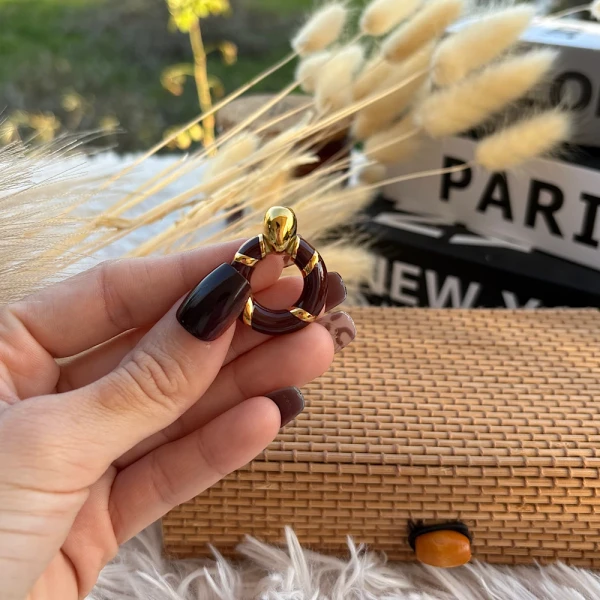 Choco Gold Hoops – Ατσάλινα Σκουλαρίκια Καφέ Κρίκος με Χρυσές Λεπτομέρειες.