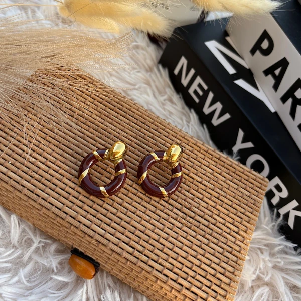 Choco Gold Hoops – Ατσάλινα Σκουλαρίκια Καφέ Κρίκος με Χρυσές Λεπτομέρειες.