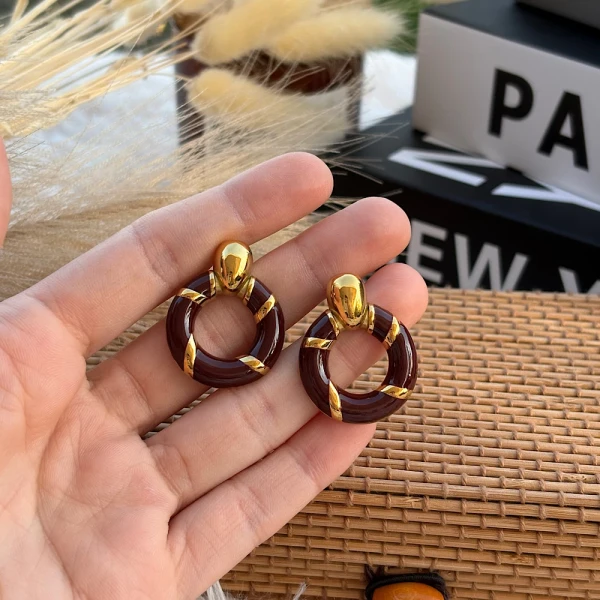 Choco Gold Hoops – Ατσάλινα Σκουλαρίκια Καφέ Κρίκος με Χρυσές Λεπτομέρειες.