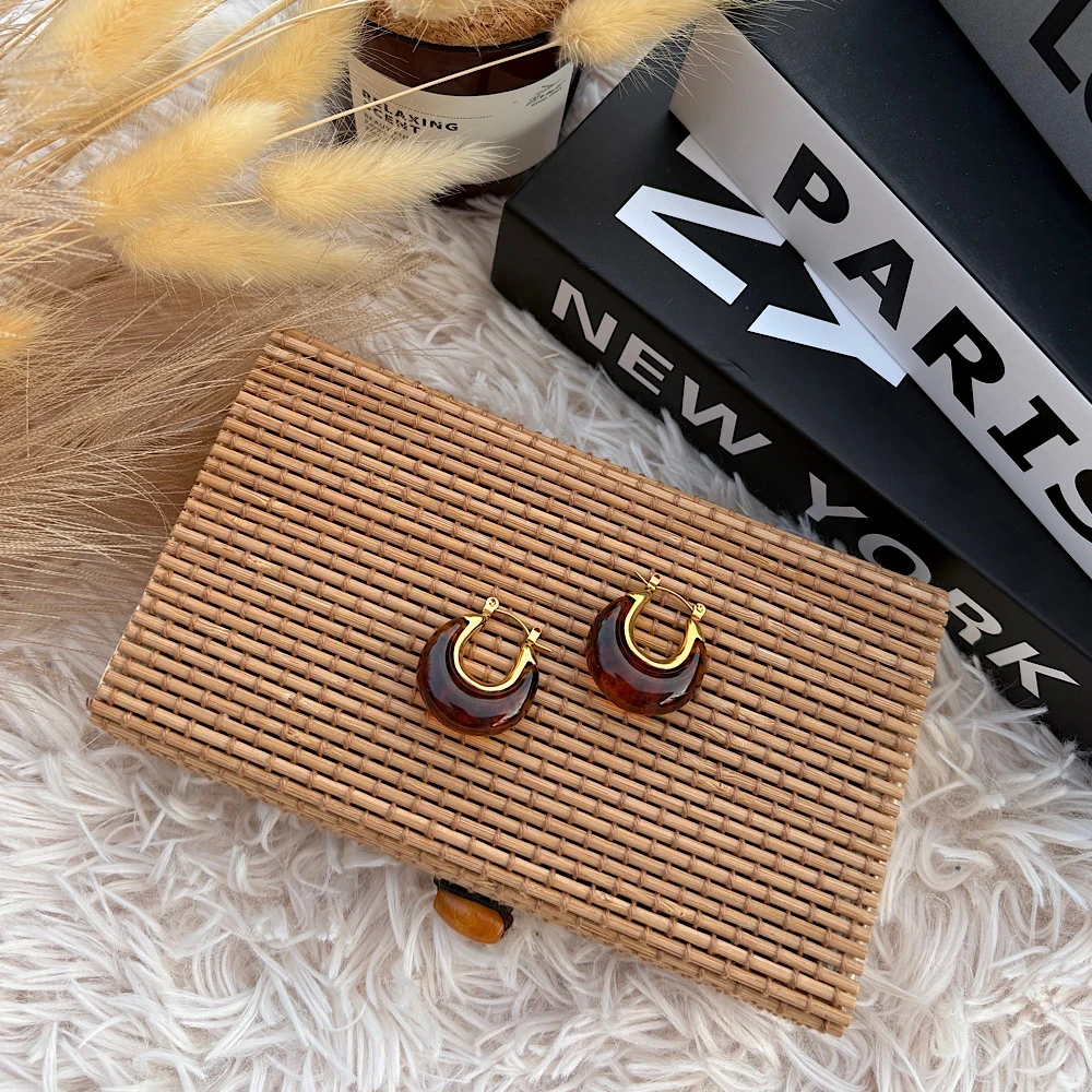 Amber Curve – Επιχρυσωμένα ατσάλινα σκουλαρίκια.