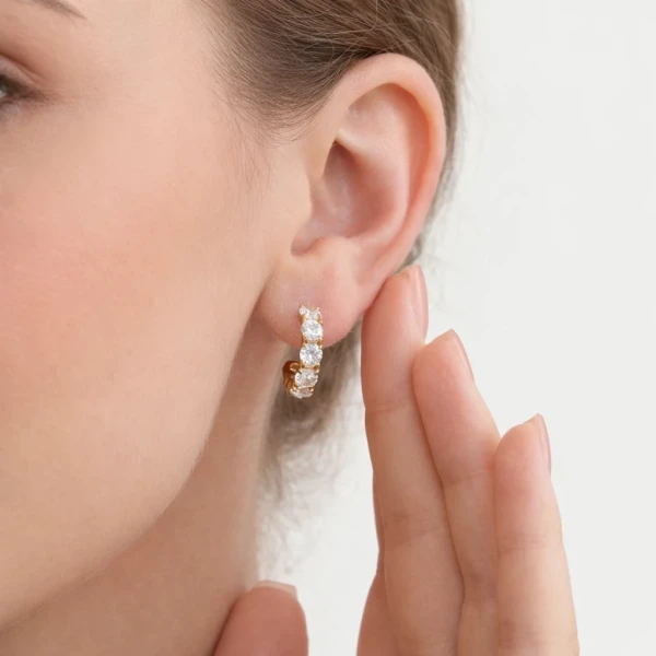 Crystal Hoop Luxe – Επιχρυσωμένα μικρά κρικάκια από ανοξείδωτο ατσάλι.