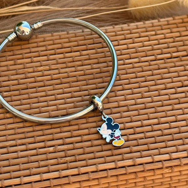 Ατσάλινο σύμβολο-στοιχείο με τον Mickey Mouse.