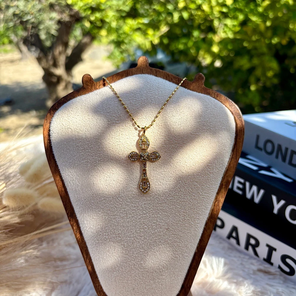 Επιχρυσωμένο ατσάλινο κολιέ σταυρός με zircons.
