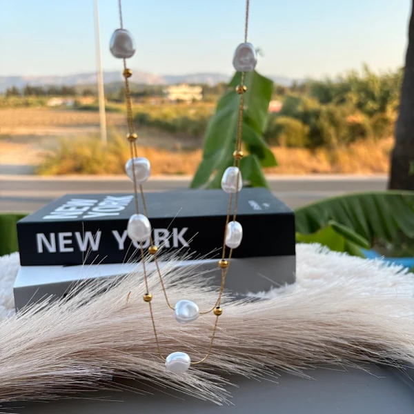 Κολιέ “Pearl Dreams” – Διπλή Χρυσή Αλυσίδα-Ατσάλι. Κολιέ “Pearl Dreams” – Διπλή Χρυσή Αλυσίδα-Ατσάλι.