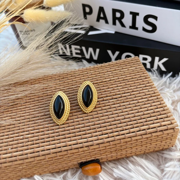 Noir Marquise – Χρυσά ατσάλινα σκουλαρίκια με μαύρη λεπτομέρεια.