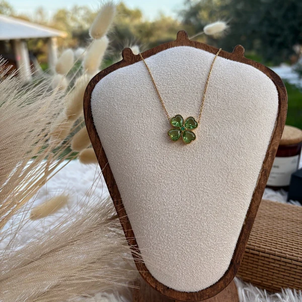 Lucky Emerald Necklace – Επιχρυσωμένο ατσάλινο κολιέ.